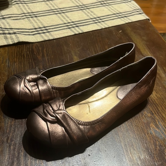 St. John's Bay Shoes - St. John’s Bay Genuine Leather Flats! Metallic Bronze Excellent Condition